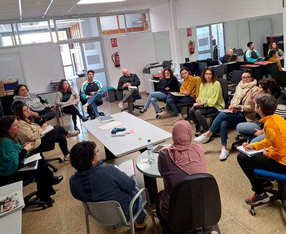 Jovenes participando en la formación práctica en empresa con Bricodepot, parte del proyecto IMEX del programa de emancipación