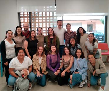 Educadores de calle de GREC trabajando con jóvenes en Mallorca