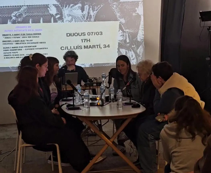Reunió de l'equip del GREC al voltant d'una taula amb documents