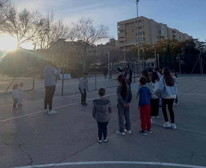 Reunió de l'equip del GREC al voltant d'una taula amb documents