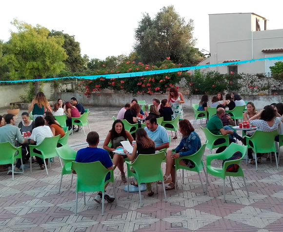 Reflexión crítica sobre el voluntariado como compromiso social consciente y no solo como una moda pasajera.