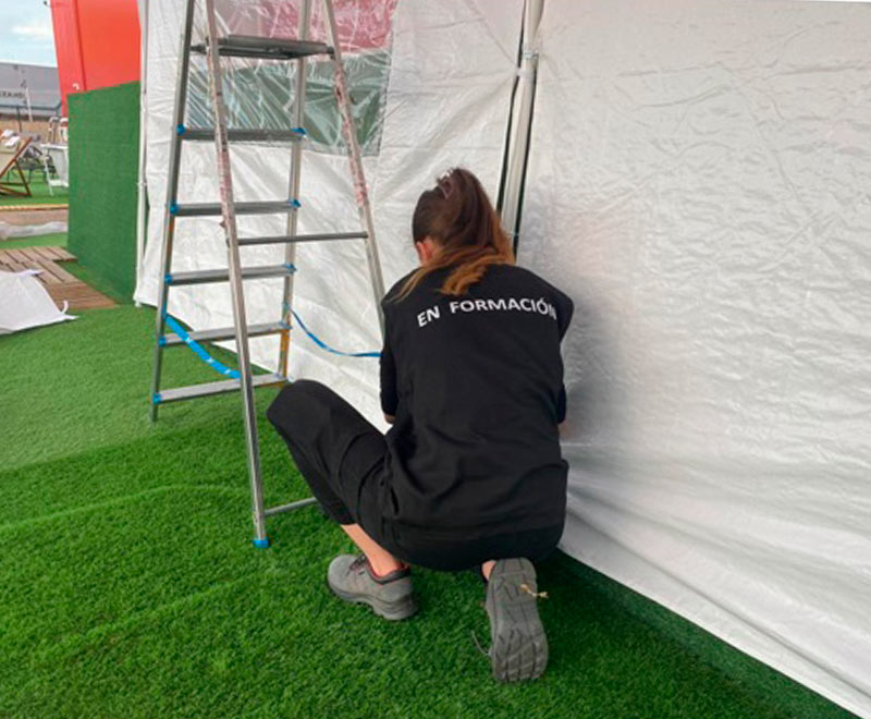 Joven en formación práctica en el sector de las instalaciones dentro del Proyecto IMEX
