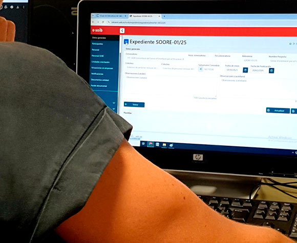 Chica participando en la formación práctica del sector de instalaciones, en el marco del acuerdo GREC-ASINEM para jóvenes en proceso de emancipación