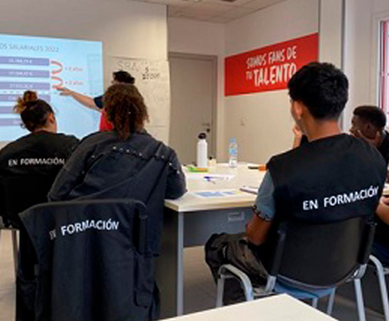 Jovenes participando en la formación en empresa con Bricodepot dentro del proyecto IMEX del programa de emancipación