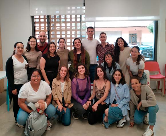 Educadores de calle de GREC  apoyando a jóvenes en situación de vulnerabilidad.