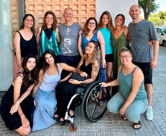  Jovenes acompañado por un educador del GREC en su proceso de emancipación