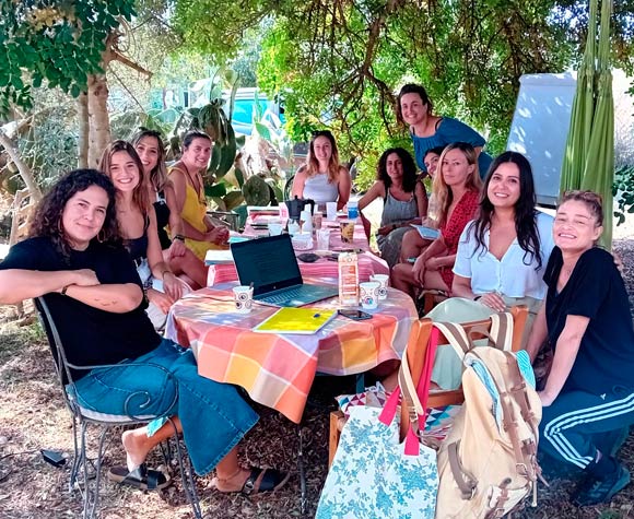 Intervención socioeducativa en el hogar para el apoyo a la infancia y familia en situación de riesgo, con enfoque en observación e intervención comunitaria.