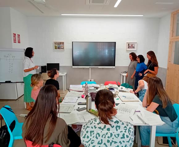 Objetivos del programa Educadores de Calle de GREC : acompañamiento y apoyo social a jóvenes.