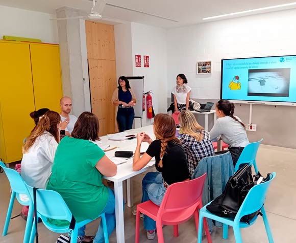 Objetivos del programa de apoyo socioeducativo a familias en riesgo: recopilación de información, fortalecimiento de la comunidad y reducción de medidas de retirada de menores.