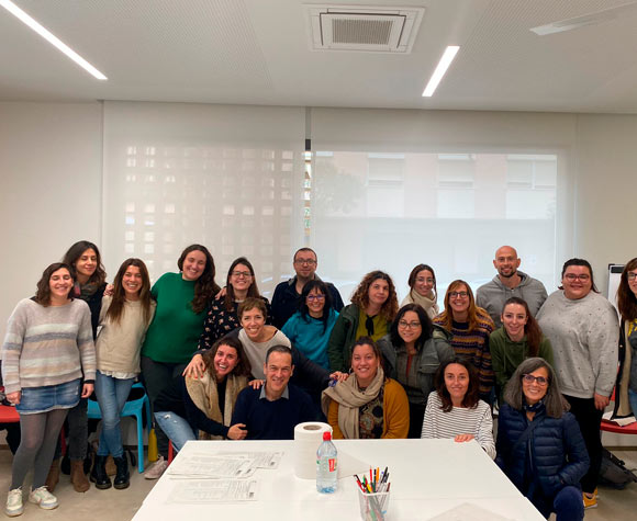 Joven participando en un taller grupal de acompañamiento socioeducativo para mejorar sus habilidades y capacidades en su proceso de reinserción social y laboral